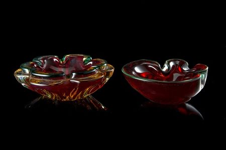 Manifattura di Murano Due posaceneri in vetro sommerso nei toni del rosso verde