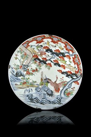 Piatto in porcellana policroma decorato a motivi di gru in paesaggi
Giappone, s