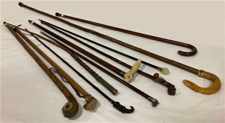 Lotto composto da nove bastoni da passeggio con prese a soggetti e materiali di
