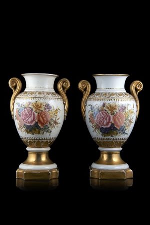 Coppia di vasi biansati in porcellana decorati in policromia e dorature e fiori