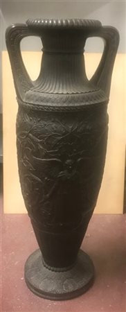 Vaso ad anfora biansato in metallo brunito, collo decorato a scanalature, corpo