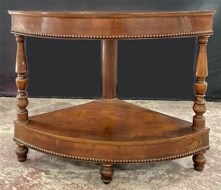 Etagere ad angolo in legno intagliato con ripiani a giorno, montanti e piedini