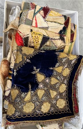 Scatola contenente una bordura tessuta a mano, un centrotavola in filo dorato e