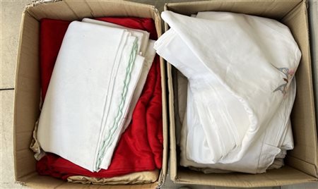 Lotto composto da due cartoni contenenti diverse lenzuola in cotone e lino (dif