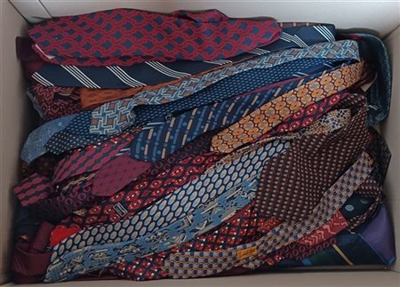 YVES SAINT LAURENT, DIOR, GUCCI e anonimi
Scatolone contenente numerose cravatt