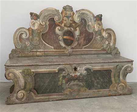 Antica panca da ingresso in legno laccato, schienale e grembiale sagomati e dip