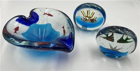 Lotto composto da due presse papier in vetro sommerso raffiguranti acquari, di