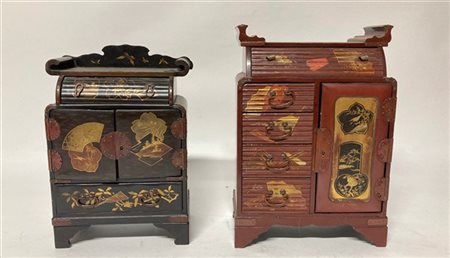 Due mobiletti portagioie in legno, fronte con tiretti e sportelli. Giappone, in