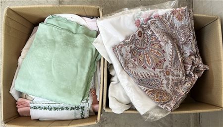 Lotto composto da due cartoni contenenti biancheria per la casa (difetti) (foto