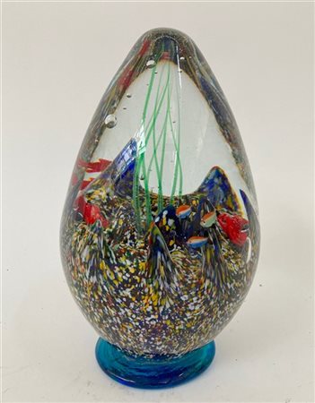 Scultura in vetro sommerso di forma ovoidale raffigurante un fondale marino (h