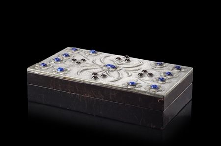 Scatola porta sigarette in legno rivestita in pelle. Coperchio in argento decor