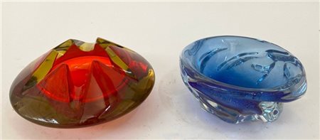 Manifattura di Murano
Lotto di due posacenere in vetro di forme, colori e misur