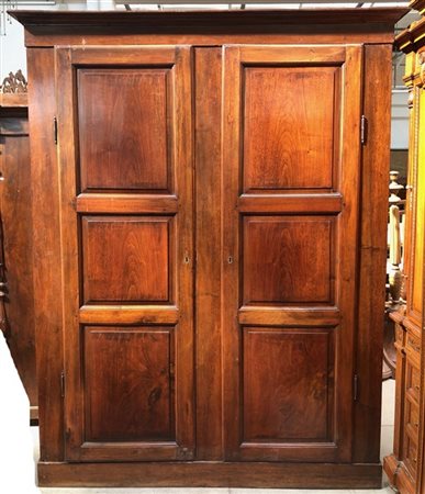 Armadio in noce con due ante e fianchi tripartiti e pannellati. Secolo XIX (cm