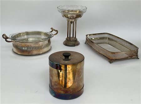 Cartone contenente numerosi oggetti in metallo argentato di diverso uso e decor