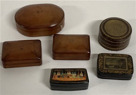 Lotto di sei scatoline di fatture, materiali ed epoche differenti, alcune monog