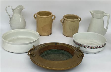 Cartone contenente oggetti in ceramica e metallo di diverso uso e decoro (difetti)