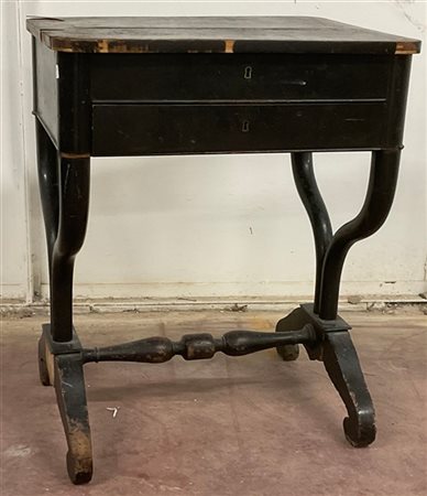 Tavolino da lavoro in legno ebanizzato con piano apribile e cassetto nella fasc