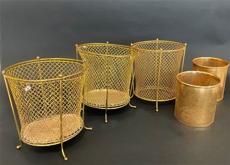 Gruppo di cinque gettacarte in metallo dorato e traforato (difetti)