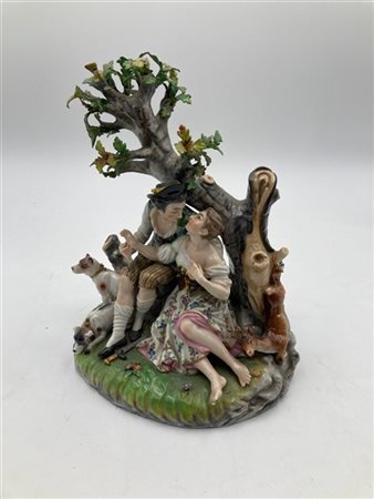Manifattura del secolo XX. "Dopo la caccia" gruppo in porcellana policroma (h.