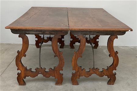 Coppia di antichi tavoli spagnoli unibili con sostegni sagomati a lira, travers