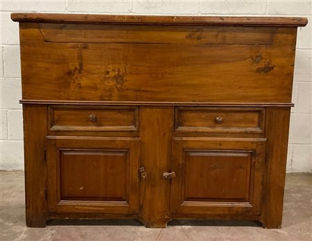 Madia in legno intagliato, fronte a due ante e due cassetti con coperchio celan