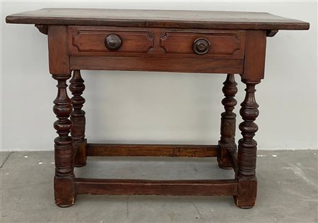 Antico tavolo da centro con cassetto sottopiano, gambe tornite a rocchetto riun