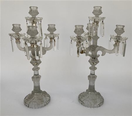 Coppia di candelabri a quattro fiamme in vetro con pendenti in cristallo sfacce