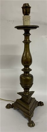 Antico portacero tripode in bronzo con fusto tornito, montato a luce elettrica