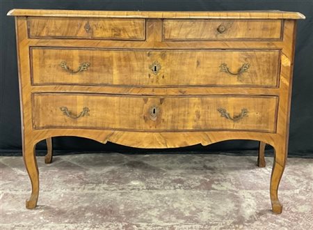 Comò in noce radicato e filetttato, mosso sul fronte e sui fianchi a due casset