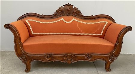 Divanetto a barca in noce con schienale e fascia sagomata ed intaglita a fregi