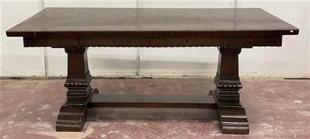 Tavolo in legno intagliato con piano decorato a motivi geometrici a due cassett