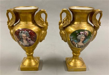 Coppia di vasi in porcellana a fondo dorato decorati in policromia entro riserv