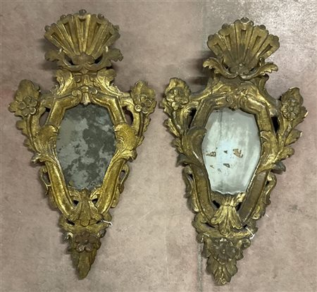 Coppia di specchiere con cornici in legno intagliato e dorato a mecca con decor