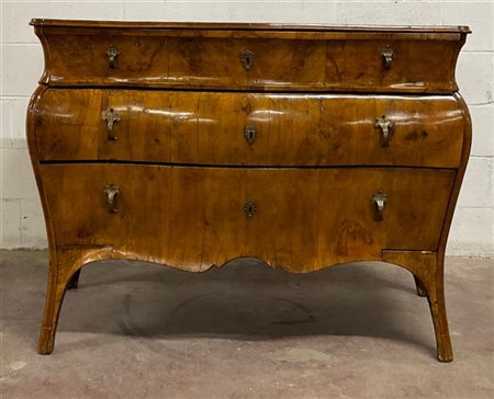 Antico cassettone lastronato in noce e radica di forma mossa con fronte a due c