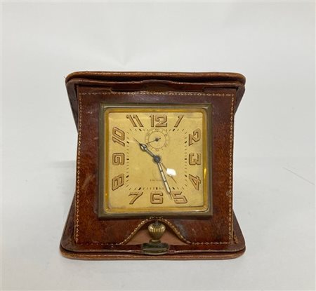 Sveglia da viaggio con quadrante a cifre arabe in custodia in pelle. Anni 30 d