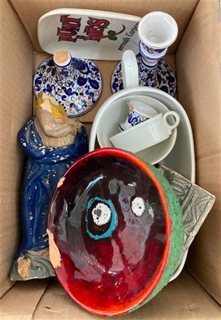 Cartone contenente alcuni oggetti di diversa epoca e decoro (difetti)