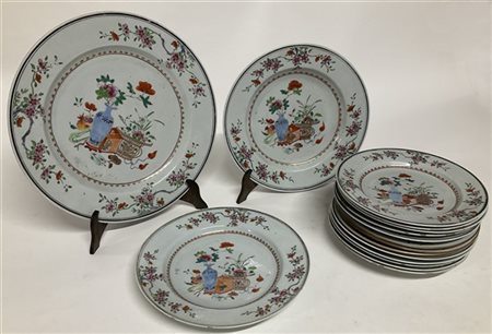 Lotto composto da tre piatti da portata e tredici piatti piani in porcellana bi