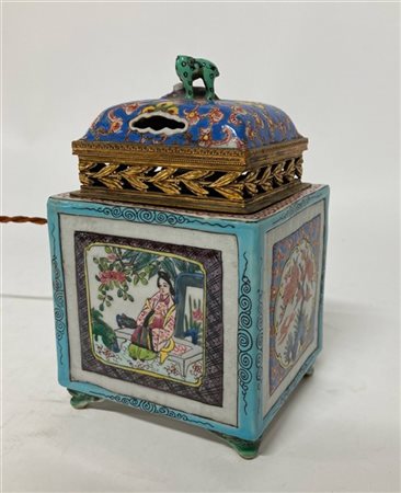 Lanterna in porcellana policroma decorata a figure e motivi vegetali, presa del