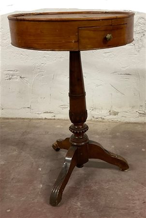 Tavolino lastronato con piano circolare intarsiato, un cassetto nella fascia, s