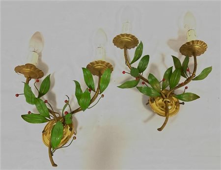 Coppia di applique a due fiamme in metallo dorato e decorato in policromia a ba