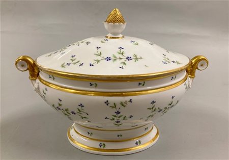 Manifattura del secolo XIX. Grande zuppiera biansata in porcellana decorata nei