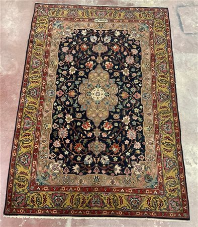 Tappeto romeno, secolo XX. Decoro con medaglione con puntali color nocciola su