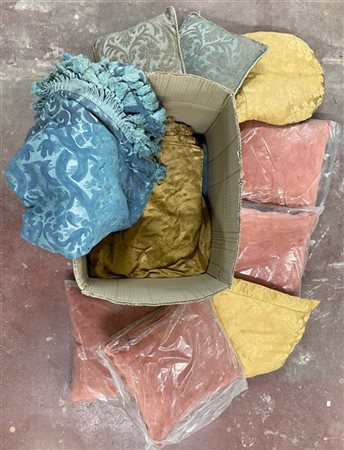 Cartone contenente numerosi tessuti d'arredo e cuscini di varie fogge e dimensi