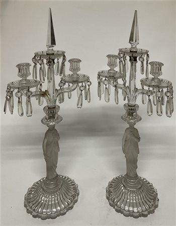 Coppia di girandoles a due fiamme in cristallo e vetro, con fusto a figura femm