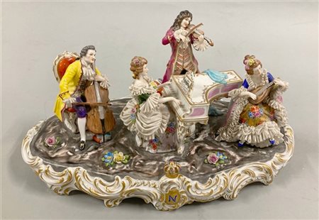 Manifattura del secolo XX. Concertino. Gruppo in porcellana policroma (cm 43x20
