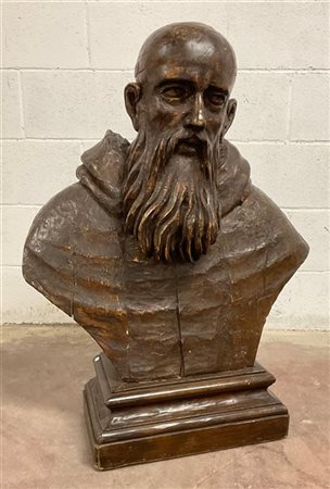 Busto in legno intagliato raffigurante Frate, su base a plinto (h cm 88) (difet