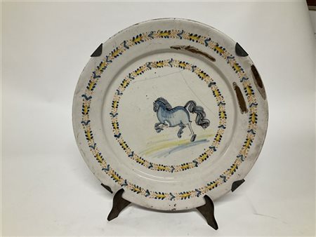 Manifattura del secolo XVII. Piatto in maiolica decorata in policromia, la fald