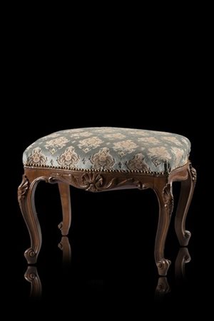 Panchetto in noce con gambe sagomate intagliate all'attacco a volute (difetti)