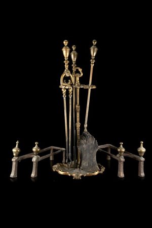 Lotto composto da una coppia di alari in ferro battuto e bronzo e una base port