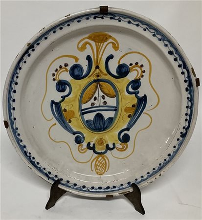 Manifattura del secolo XVIII. Piatto in maiolica decorata in policromia nei ton